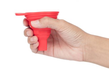 El ele tutuşan silikon hunisi beyaz arkaplanda izole edildi