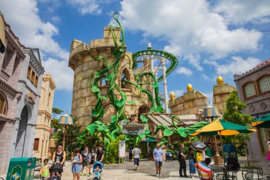 ŞARKI - 17 Şubat 2017: Universal Stüdyoları, Singapur 'daki Çizmeli Kedi' de Dev Yolculuk.