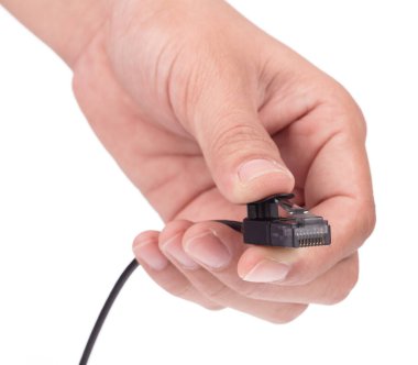 Beyaz arkaplanda el ele tutuşan RJ45 kablosu izole edildi.