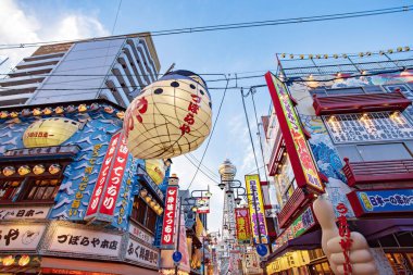 OSAKA, Japonya - 21 Mayıs 2019: Shinsekai ilçesindeki Tsutenkaku Kulesi 
