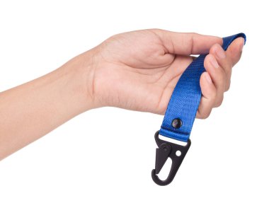 Karabinalı el ele tutuşan anahtar tutucu beyaz arkaplanda izole edildi.