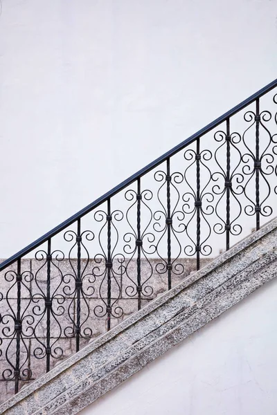 Una Escalera Mármol Descendente Con Barandilla Metálica —  Fotos de Stock