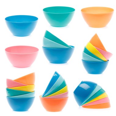 Beyaz arkaplanda izole edilmiş boş plastik kase seti
