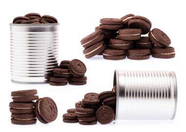 Beyaz arkaplanda izole edilmiş krema dolu alüminyum kurabiye kutusu koleksiyonu.