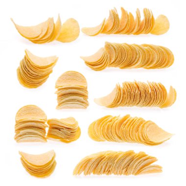 Beyaz arkaplanda izole edilmiş patates cipsi..