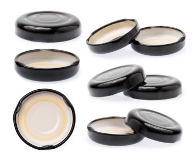 Beyaz arkaplanda izole edilmiş siyah kavanoz kapağı. 