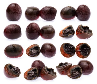 Beyaz arka planda izole edilmiş korunmuş ördek yumurtaları koleksiyonu.