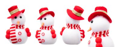 Beyaz arka planda eşarp ve kep takmış bir kardan adam oyuncağı..