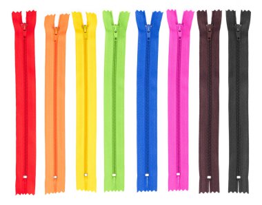 Beyaz arkaplanda izole edilmiş kumaş için renkli fermuarlar.