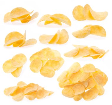 Beyaz arkaplanda izole edilmiş patates cipsi..