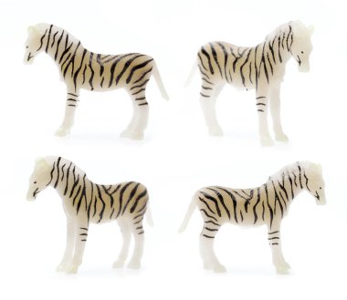 Beyaz arkaplanda izole edilmiş plastikten yapılmış oyuncak zebra seti.