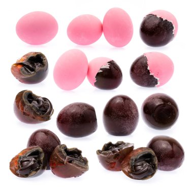 Beyaz arka planda izole edilmiş korunmuş ördek yumurtaları koleksiyonu.