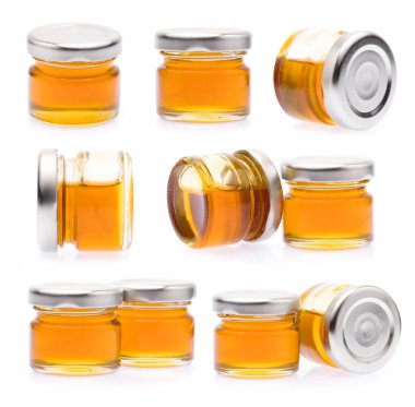 Beyaz arkaplanda izole edilmiş bal kavanozu koleksiyonu.