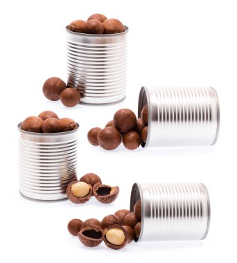 Beyaz arka planda izole edilmiş alüminyum teneke Macadamia cevizi seti..