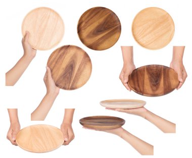 Beyaz arkaplanda boş ahşap tabağı tutan el koleksiyonu