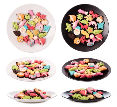 Beyaz arka planda izole edilmiş tabaktaki çikolata şekilli hayvanlar..