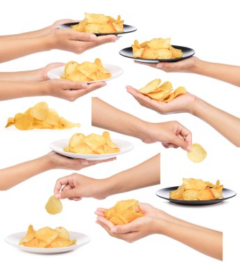Beyaz arka planda izole edilmiş tabakta patates cipsi tutan el seti.