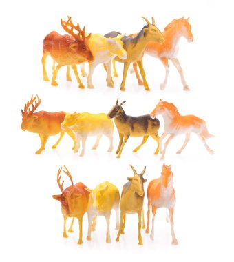 Oyuncak hayvan plastiği koleksiyonu beyaz arkaplanda izole edildi