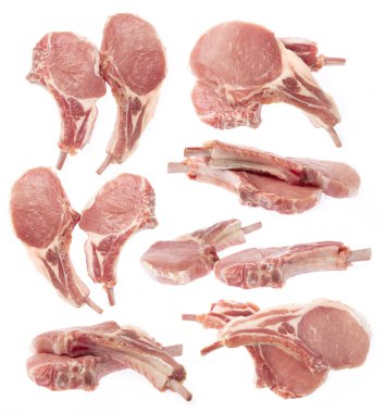 Beyaz arka planda izole edilmiş çiğ domuz pirzolası koleksiyonu