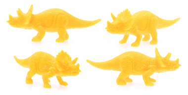 Plastikten yapılmış triceratops koleksiyonu. Beyaz arka planda izole edilmiş dinozor oyuncağı