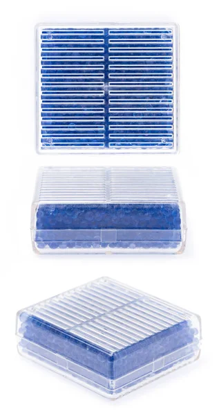 白い背景に隔離された箱に吸湿するための青いシリカゲルのコレクション — ストック写真