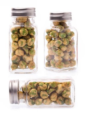 Beyaz arka planda izole edilmiş un ve baharatla kaplı kızarmış fasulye atıştırmalıkları koleksiyonu..