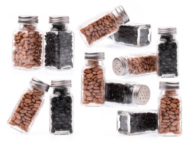 Beyaz arka planda izole edilmiş siyah fasulye ve pinto fasulyesi koleksiyonu..