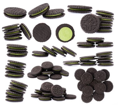 Beyaz arkaplanda yeşil çay ile izole edilmiş kurabiye koleksiyonu