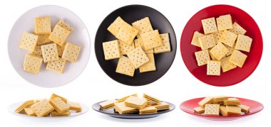 Beyaz arkaplanda izole edilmiş tabakta lezzetli bisküvi koleksiyonu