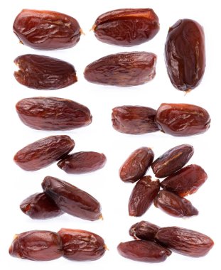 Beyaz arkaplanda izole edilmiş kurutulmuş halawi tarihleri.