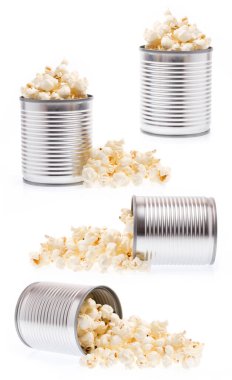 Beyaz arkaplanda izole edilmiş alüminyum kutuda patlamış mısır koleksiyonu