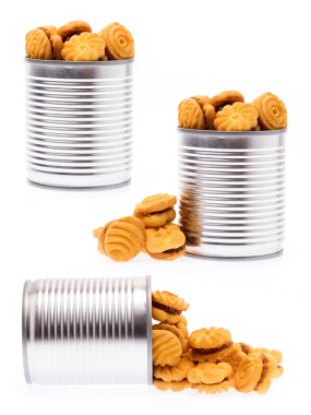 Beyaz arka planda izole edilmiş alüminyum kutularda ananas reçeli bulunan bisküviler..