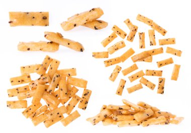 Beyaz arka planda yosun pirinç krakerleri var.