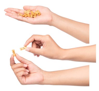 Beyaz arka planda yosunlu pirinç krakerleri.