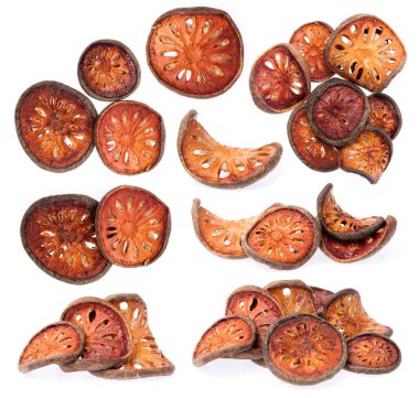 Kurutulmuş bael meyvesi seti, beyaz arka planda izole edilmiş ayva dilimleri.