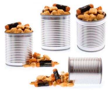 Beyaz arka planda izole edilmiş alüminyum konserve deniz yosunu pirinç krakerleri..