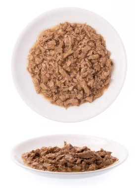 Beyaz zemin üzerinde izole edilmiş ton balığı konservesi.