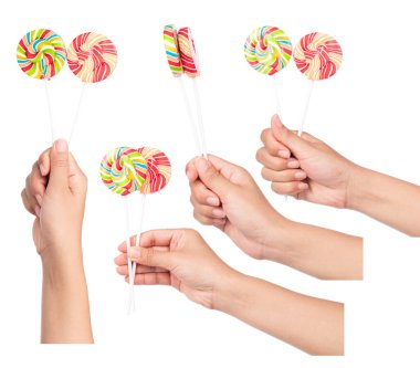 Beyaz arka planda izole edilmiş renkli spiral lolipoplar..