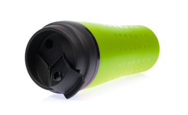 Beyaz arka planda izole edilmiş plastik spor su şişesi