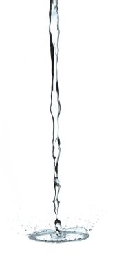 Beyaz arka planda izole edilmiş su akışının güzelliği.