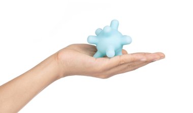 El ele tutuşan Mavi Lastik top oyuncağı beyaz arka planda izole edildi 