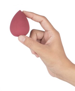 El ele tutuşan sünger güzellik mikserleri beyaz arka planda izole edilmiş.