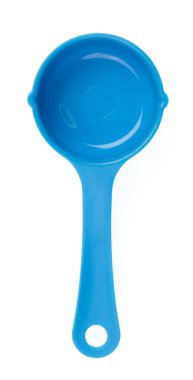 Beyaz arka plan üzerinde izole mavi plastik Kepçe