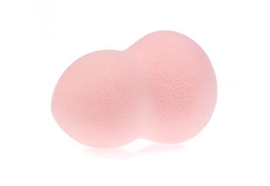 Beyaz arkaplanda izole edilmiş pembe sünger güzellik mikserleri