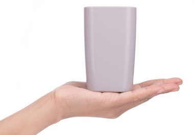 Beyaz arkaplanda el ele tutuşan kalem tutucu plastiği