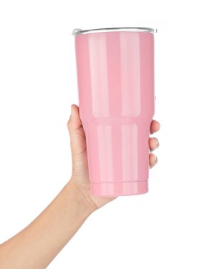 Beyaz arka planda Pembe Soğuk Kupa ya da Çelik Kupa 'yı tutan el..