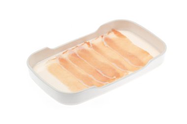 Beyaz arka planda izole edilmiş ince domuz filetosu eti..