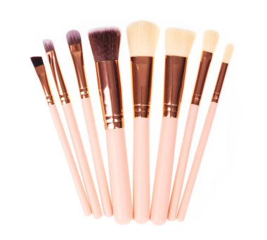 Beyaz arkaplanda izole edilmiş makyaj fırçaları.