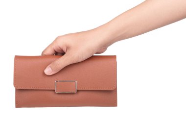 El ele tutuşan kahverengi deri çanta beyaz arka planda izole.. 