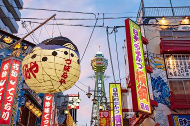 OSAKA, Japonya - 21 Mayıs 2019: Shinsekai ilçesindeki Tsutenkaku Kulesi 